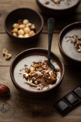 riz au lait au chocolat et noisette en pot fait maison avec morceaux de noisettes
