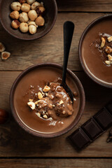 riz au lait au chocolat et noisette en pot fait maison avec morceaux de noisettes
