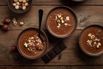 riz au lait au chocolat et noisette en pot fait maison avec morceaux de noisettes