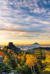 Naklejka premium 奥秩父山塊天狗峰から紅葉の天狗岩の朝日に輝く天空の剣と朝焼けの富士山