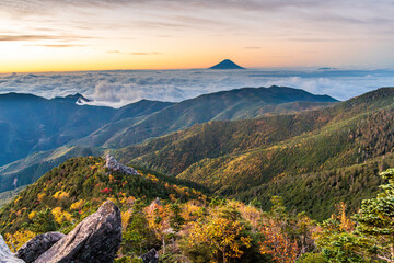 奥秩父山塊天狗峰から紅葉の天狗岩の朝日に輝く天空の剣と朝焼けの富士山
