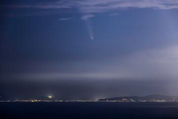 逗子市の高台から相模湾腰の箱根に沈むアトラス彗星 © Umibozze