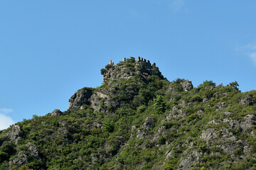 Les ruines du château dominant le village de Saint-Guilhem-le-Désert dans l’Hérault