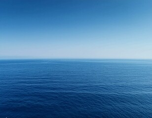 Obraz premium Serene ocean horizon with clear sky