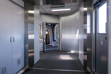 空港ターミナルと飛行機を結ぶボーディングブリッジ（東京都大田区）