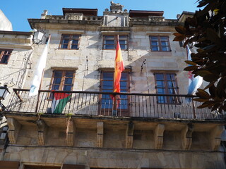 fachada del edificio del antiguo ayuntamiento de la villa pesquera de Viveiro, con balcón...