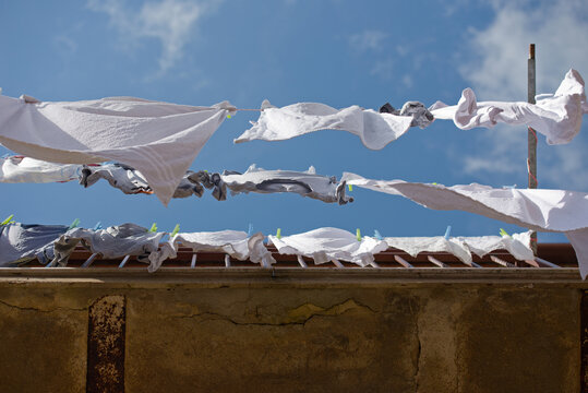 Bucato steso ad asciugare su fili fuori dal balcone