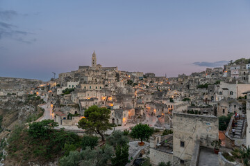 Matera ist eine Stadt auf einer felsigen Landzunge in der Region Basilicata im Süden Italiens.
