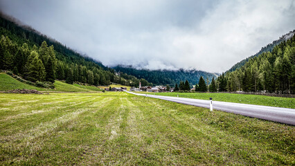 tief hängende Wolken im Tal