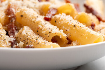 Rigatoni alla gricia, classica ricetta della cucina romana, pasta italiana 