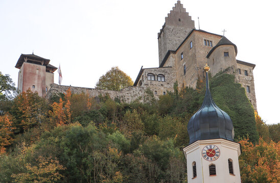 Burg Kipfenberg mit Pfarrkirche vom Marktplatz gesehen