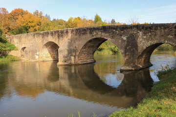 Fototapeta premium Mittelalterliche Altmühlbrücke in Pfünz (Walting)