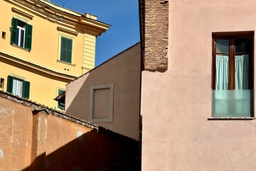 Composition with walls and windows juxtaposed in the city of Rome.