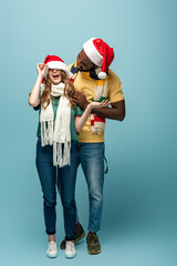 Obraz premium A cheerful couple shares joy during the winter holidays, exchanging love and laughter while celebrating.