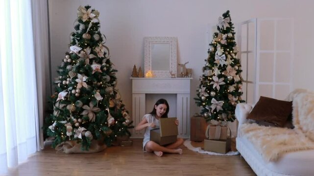crian&ccedil;a abre presentes no natal 