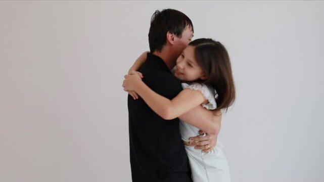 Pai e filha abra&ccedil;o de amor e afeto 