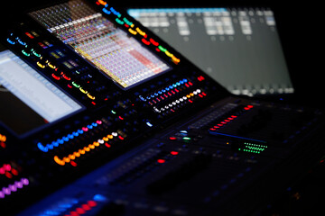 Console de mixage dans un studio d'enregistrement. Gros plan