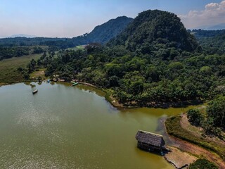Obraz premium Aerial view of a serene lake with lush forest.