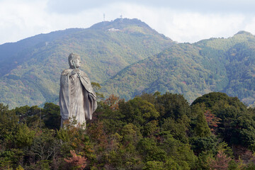 四国八十八ヶ所霊場第５１番札所「石手寺」にある弘法大師空海の石像