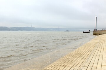 Obraz premium Cloudy harbor along Tagus river in Lisbon, Portugal