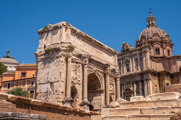 Obraz premium Ruins of buildings inside the Roman Forums near the Septimius Severus Arch.