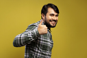 Obraz premium man smiling, in profile and giving a thumbs up