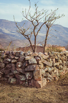 pirca de piedra en un pueblo en las monta&ntilde;as