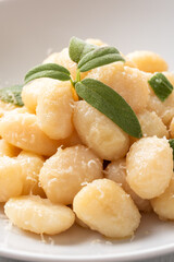 Gnocchi di patate con salvia e burro, ricetta tipica di pasta italiana 