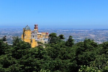 Naklejka premium Majestic Pena Palace Overlooking Scenic Sintra Landscape on a Clear Day