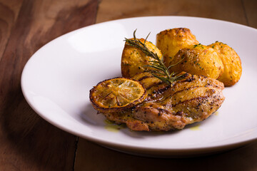 Delicious Grilled Chicken with Lemon and Roasted Potatoes