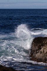 Fototapeta premium waves breaking on rocks