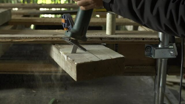 personne, bricolage, coupe, visse, troue, trait, trace, ligne, bois, m&eacute;tal, rustique, travail, marteau, clou, scie, mesure, perceuse, tournevis, atelier, planche, vis, pon&ccedil;age, outil, menuiserie, cr&eacute;a