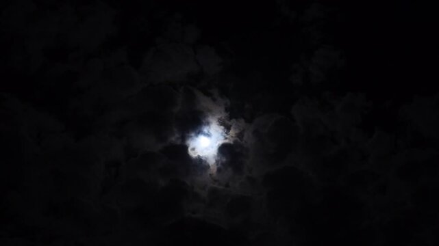 Der Supermond im Oktober 2024 hinter rasch ziehenden Wolken - Zeitraffer / Timelapse - Schwerte, Ruhrgebiet