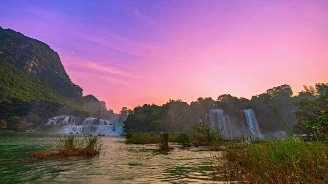Amazing Ban Gioc Waterfall (Ban Gioc Waterfall) or in China it is called Detian Falls, which is the 4th largest waterfall in the world. Its location is on the border between Vietnam and China