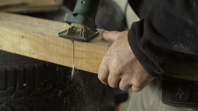 personne, bricolage, coupe, visse, troue, trait, trace, ligne, bois, m&eacute;tal, rustique, travail, marteau, clou, scie, mesure, perceuse, tournevis, atelier, planche, vis, pon&ccedil;age, outil, menuiserie, cr&eacute;a