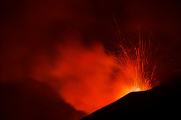 Vulcano Etna - eruzione  con spattering di lava dal cratere con sfondo nero del cielo notturno © Etna ·REC Attivo