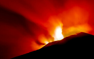 Sicilia - Etna vista panoramica durante un eruzione notturna che illumina il cielo