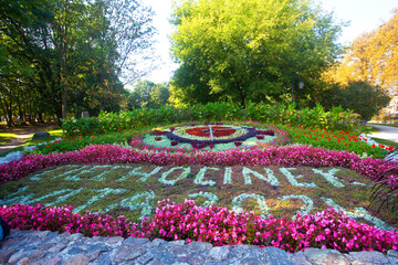 Piękny klomb kwiatowy w kształcie zegara, Ciechocinek, Polska