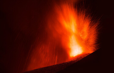 Etna grande esplosione e schizzi di lava dal cratere  durante l'eruzione di notte
