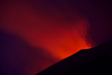 Etna  in eruzione  con spattering di lava dal cratere © Etna ·REC Attivo