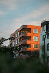 Backstein-Wohngeb&auml;ude im warmen Licht des Sonnenuntergangs