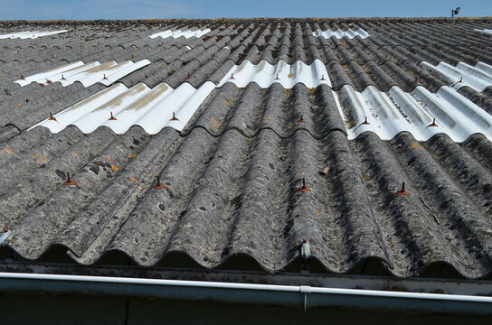 Toiture en plaques de fibrociment. (France)