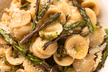 Orecchiette con asparagi selvatici e formaggio, pasta italiana 