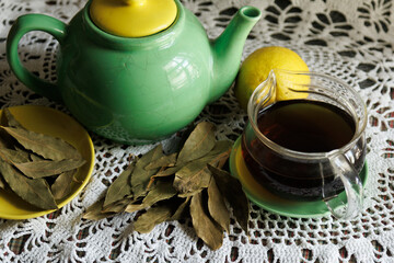 infusión de hojas de Laurel con limón, 