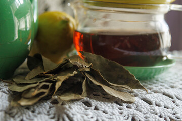 infusión de hojas de Laurel con limón, 