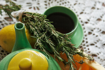 Romero medicinal en infusión, beneficioso para la digestión, 
