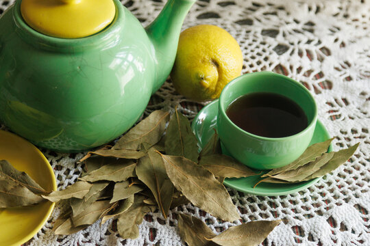 infusi&oacute;n de hojas de Laurel con lim&oacute;n, sobre un mantel de encaje blanco 