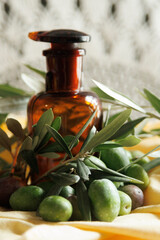 Aceitunas verdes para hacer aceite esencial en frasco de vidrio oscuro 