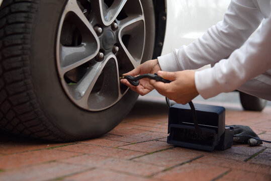 The photo shows a device that inflates a tire.