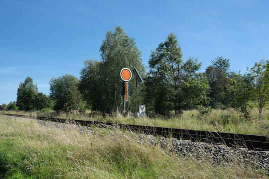 Formvorsignal an eingleisiger Nebenstrecke bei Langenhahn im Westerwald in Rheinland-Pfalz - Stockfoto